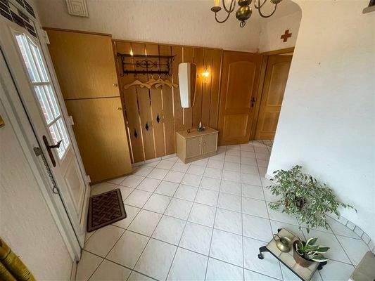 Eingangsbereich mit Flur und Windfang 