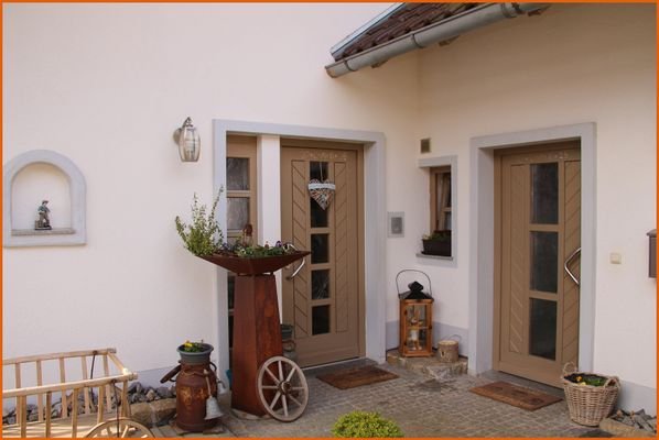 rechts - Zugang Altbau
