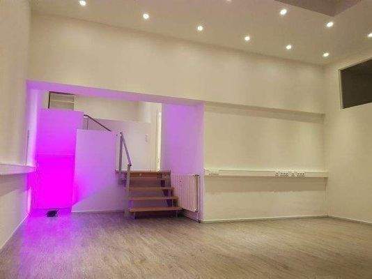 Grosser Büroraum mit Blick zum oberen Level