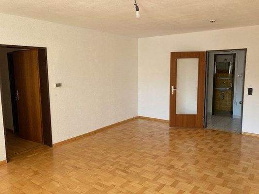 Wohnzimmer mit Ausgang zur Diele und Flur.