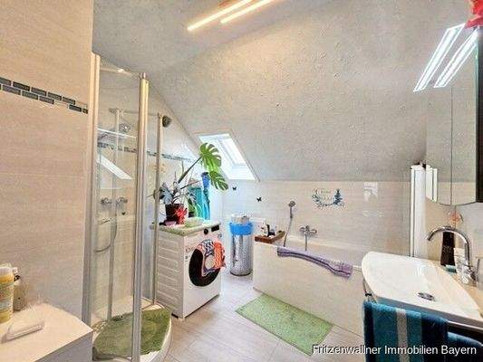 Vollbad mit Wanne und Dusche