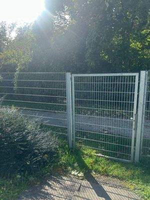 Zaun vor grünem Hintergrund