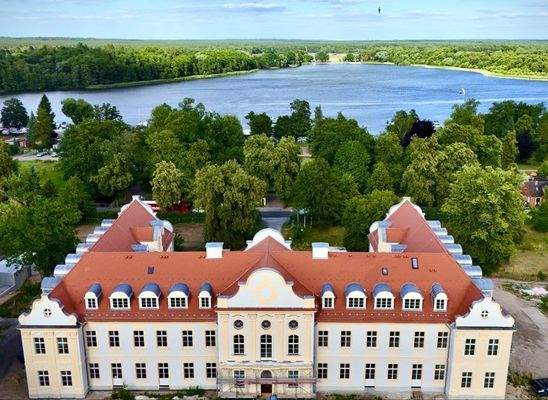 Schloss mit Schwedtsee