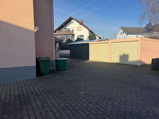 Innenhof mit 2 Garagen und Carport