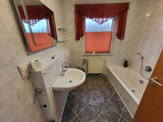 Bad EG mit Wanne ...