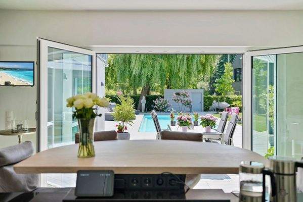 Blick von der Küche auf die Terrasse