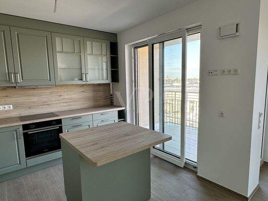 Blick durch die Küche in Richtung des Balkons