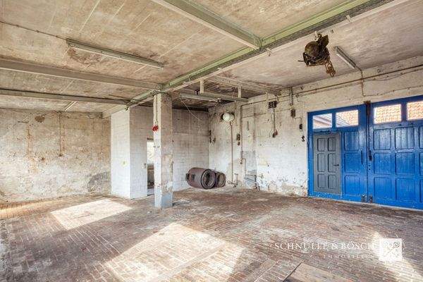 Das große Tor verschafft fast allen Fahrzeugen einen Zugang