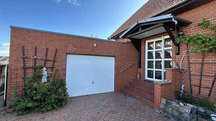 Garage und Hauseingang