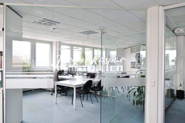 teilweise Glastrennwände