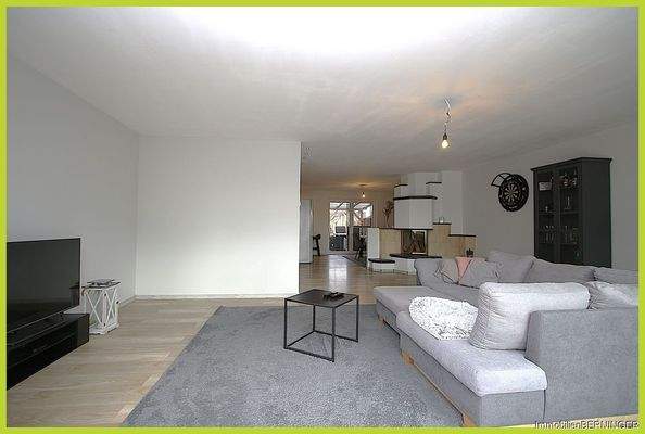 offener Wohnbereich mit Kamin