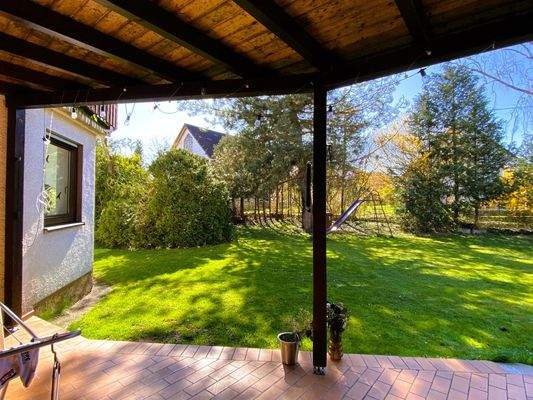 Blick von Terrasse in den Garten