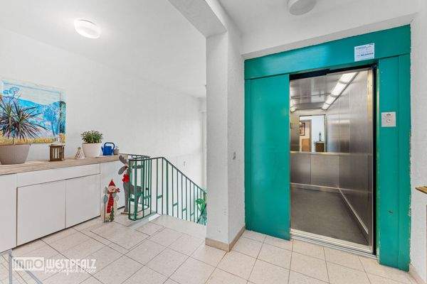 Treppenhaus mit Fahrstuhl