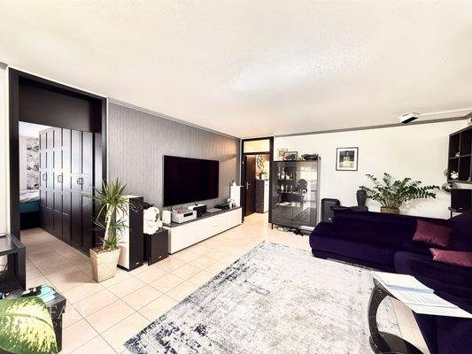 geräumiges Wohnzimmer...