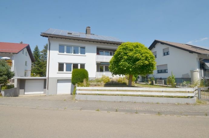 GEPFLEGTES MEHRGENERATIONEN-/DREIFAMILIENHAUS IN ORTSRANDLAGE