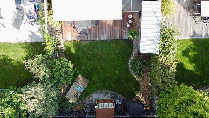 Grüne Wohlfühloase mit sonniger Terrasse