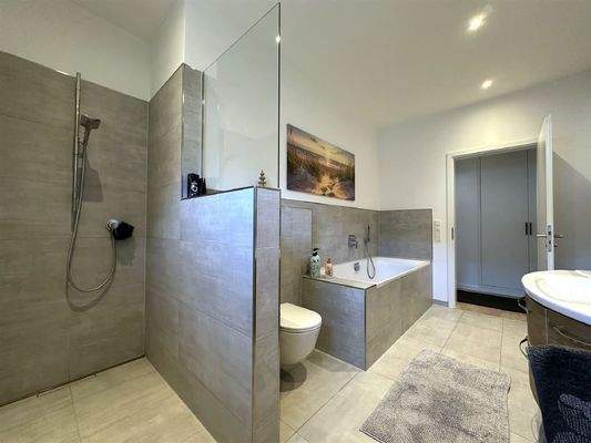 ...und bodengleicher Dusche