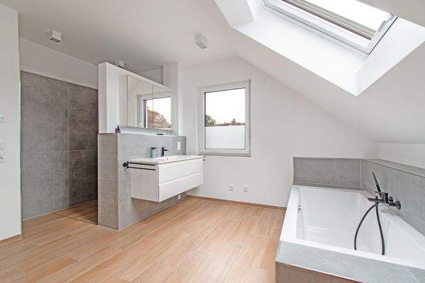 großzügiges, helles Badezimmer 