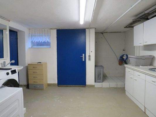 Anschlußraum im Keller  mit Zugang zum Garten 