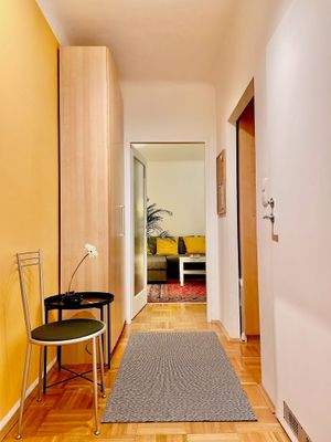 Flur mit viel Stauraum und Garderobe