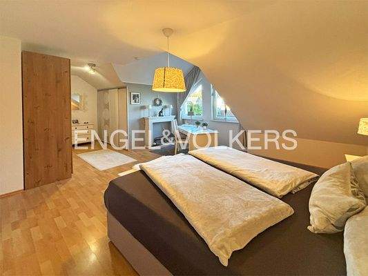 Elternschlafzimmer mit angrenzender Ankleide
