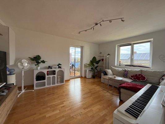 Wohnzimmer mit Balkon