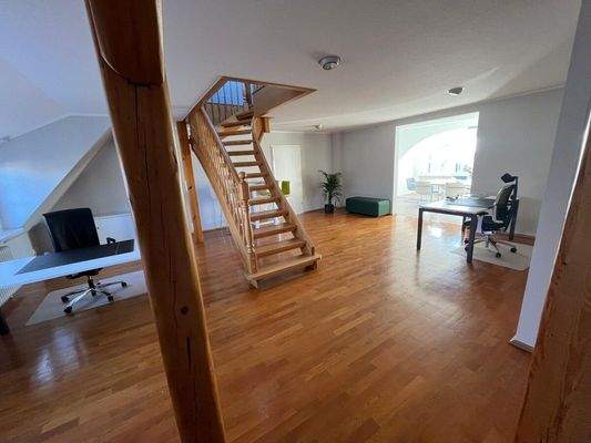 Büro mit Zugang zum Spitzboden