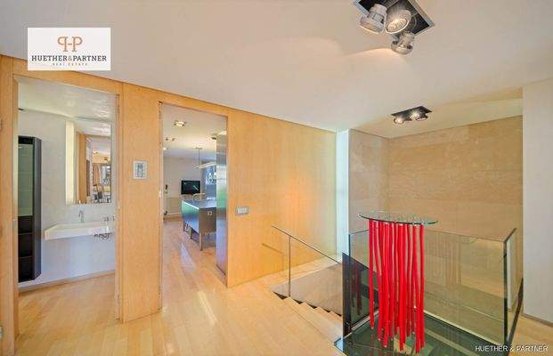 Innentreppe und Eingang Küche