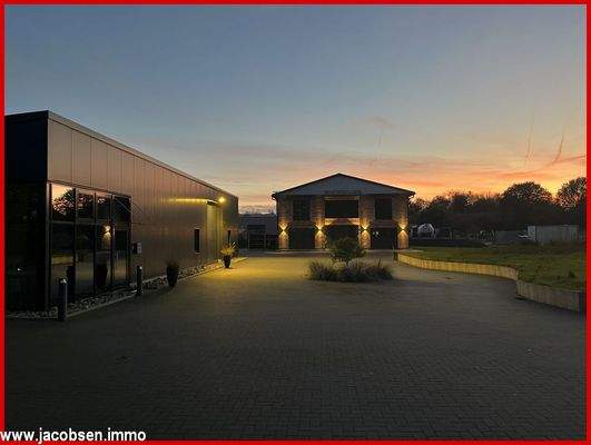 Wohnhaus mit Gewerbekomplex im Abendlicht