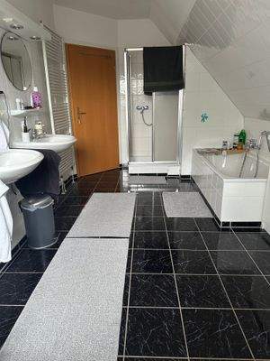 Wannenbad mit Dusche