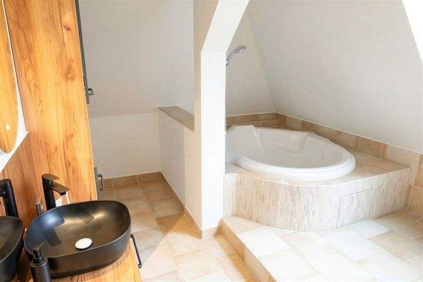 Whg. 3 - Bad - (KI generiert)