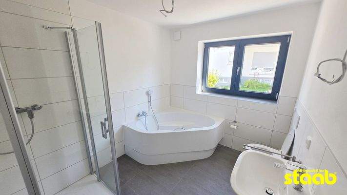 Tageslichtbad mit Wanne und Dusche