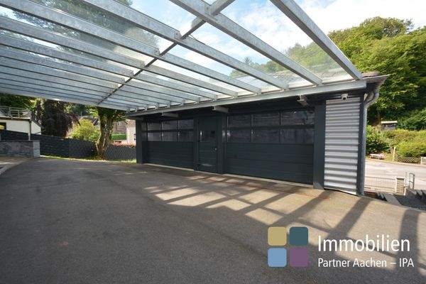 Doppelgarage und Stellplätze