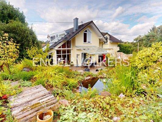 Blick auf die Teiche im Garten