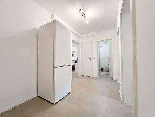 Moderner Flur mit Kühlschrank