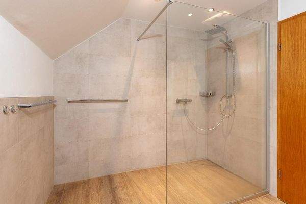 Das Badezimmer im OG