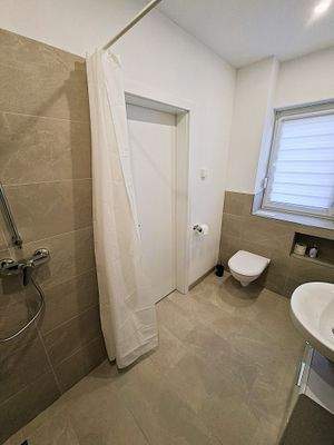 Gäste-WC mit Dusche