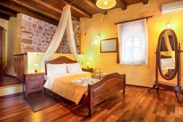 Kreta, Samonas: Zweistöckige Villa mit Panoramablick auf das Dorf zu verkaufen