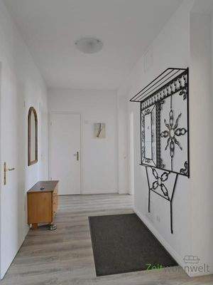 Wohnungsflur mit Garderobe