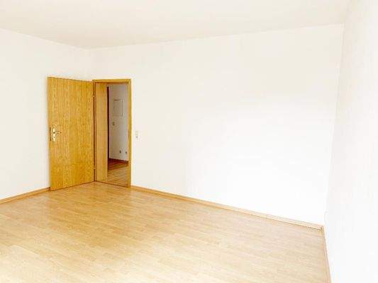 Wohnzimmer mit Blick Blick Richtung Flurbereich