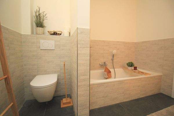 Bad mit Dusche und Wanne