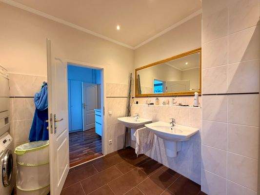 Badezimmer mit Dusche und Badewanne