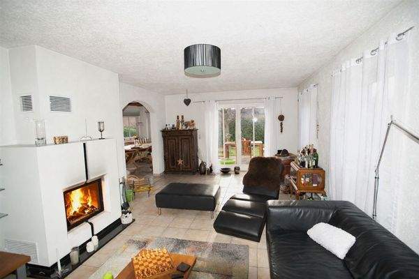 Wohnzimmer mit Kamin