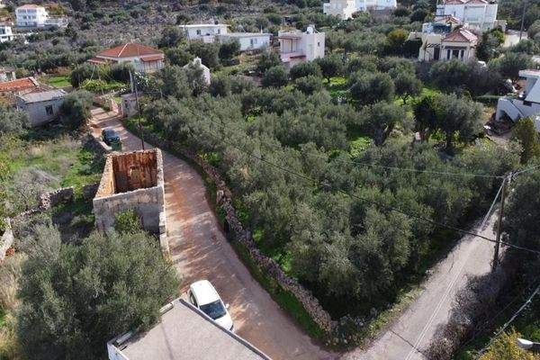 Kreta, Kokkino Chorio: Eckgrundstück in der Nähe des Dorfes und der Einkaufsmöglichkeiten zu verkaufen