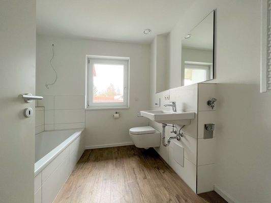 Modernes Badezimmer mit Komfort: Helle Raumgestaltung und praktischer Wohlfühlbereich