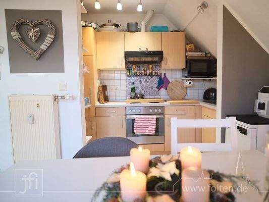 ...mit angrenzender Küche...