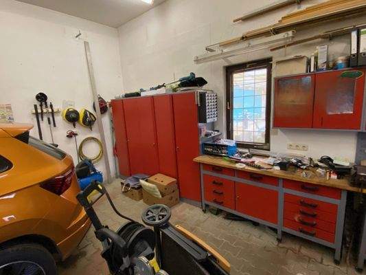 geräumige Garage und Werkstatt (3).jpeg