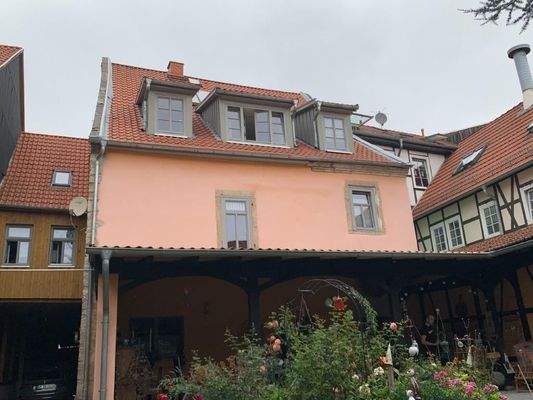 Immobilie rückseitig mit überdachter Terrasse