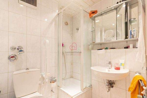 Bad mit Dusche und Wanne Ansicht 1