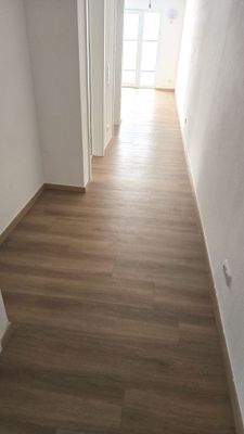 Heller Flur mit praktischer Garderobennische